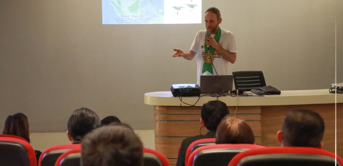 [EARLIER TODAY] Prof. Frank Rheindt, an Associate Professor and Dean’s Chair of the Department of Biological Sciences, National University of Singapore, gave a lecture on “𝗕𝗶𝗼𝗱𝗶𝘃𝗲𝗿𝘀𝗶𝘁𝘆 𝗥𝗲𝘀𝗲𝗮𝗿𝗰𝗵 𝗶𝗻 𝘁𝗵𝗲 𝗧𝗿𝗼𝗽𝗶𝗰𝘀 𝗶𝗻 𝘁𝗵𝗲 𝗘𝗿𝗮 𝗼𝗳 𝘁𝗵𝗲 𝗦𝗶𝘅𝘁𝗵 𝗘𝘅𝘁𝗶𝗻𝗰𝘁𝗶𝗼𝗻 𝗖𝗿𝗶𝘀𝗶𝘀” at the CHE Food Theater, January 31, 2023.
