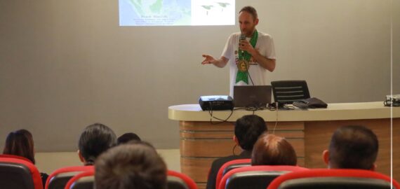 [EARLIER TODAY] Prof. Frank Rheindt, an Associate Professor and Dean’s Chair of the Department of Biological Sciences, National University of Singapore, gave a lecture on “𝗕𝗶𝗼𝗱𝗶𝘃𝗲𝗿𝘀𝗶𝘁𝘆 𝗥𝗲𝘀𝗲𝗮𝗿𝗰𝗵 𝗶𝗻 𝘁𝗵𝗲 𝗧𝗿𝗼𝗽𝗶𝗰𝘀 𝗶𝗻 𝘁𝗵𝗲 𝗘𝗿𝗮 𝗼𝗳 𝘁𝗵𝗲 𝗦𝗶𝘅𝘁𝗵 𝗘𝘅𝘁𝗶𝗻𝗰𝘁𝗶𝗼𝗻 𝗖𝗿𝗶𝘀𝗶𝘀” at the CHE Food Theater, January 31, 2023.