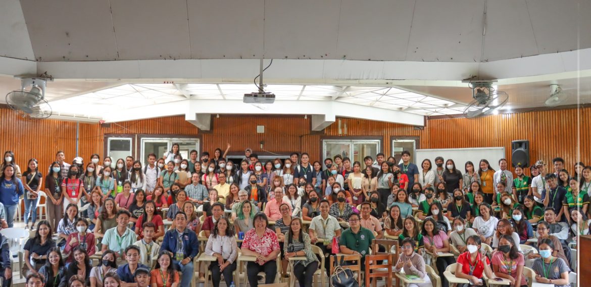 ARLIER TODAY] CEBREM organized a seminar on 𝗖𝗼𝗹𝗹𝗲𝗰𝘁𝗶𝗼𝗻𝘀-𝗯𝗮𝘀𝗲𝗱 𝗜𝗻𝘁𝗲𝗴𝗿𝗮𝘁𝗶𝘃𝗲 𝗦𝘆𝘀𝘁𝗲𝗺𝗮𝘁𝗶𝗰𝘀 𝗶𝗻 𝘁𝗵𝗲 𝗔𝗴𝗲 𝗼𝗳 𝗚𝗲𝗻𝗼𝗺𝗶𝗰𝘀 𝗮𝗻𝗱 𝗜𝗻𝗳𝗼𝗿𝗺𝗮𝘁𝗶𝗰𝘀 with 𝗗𝗿. 𝗝𝘂𝗻 𝗪𝗲𝗻 as resource speaker, a Research Scientist, and Curator of the National Museum of History, Smithsonian Institution, Washington DC, USA, February 8, 2023, at the CAS Audio-Visual Hall.