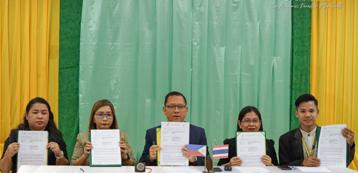 College of Education and Takpittayakhom School Tak Thailand Partnership