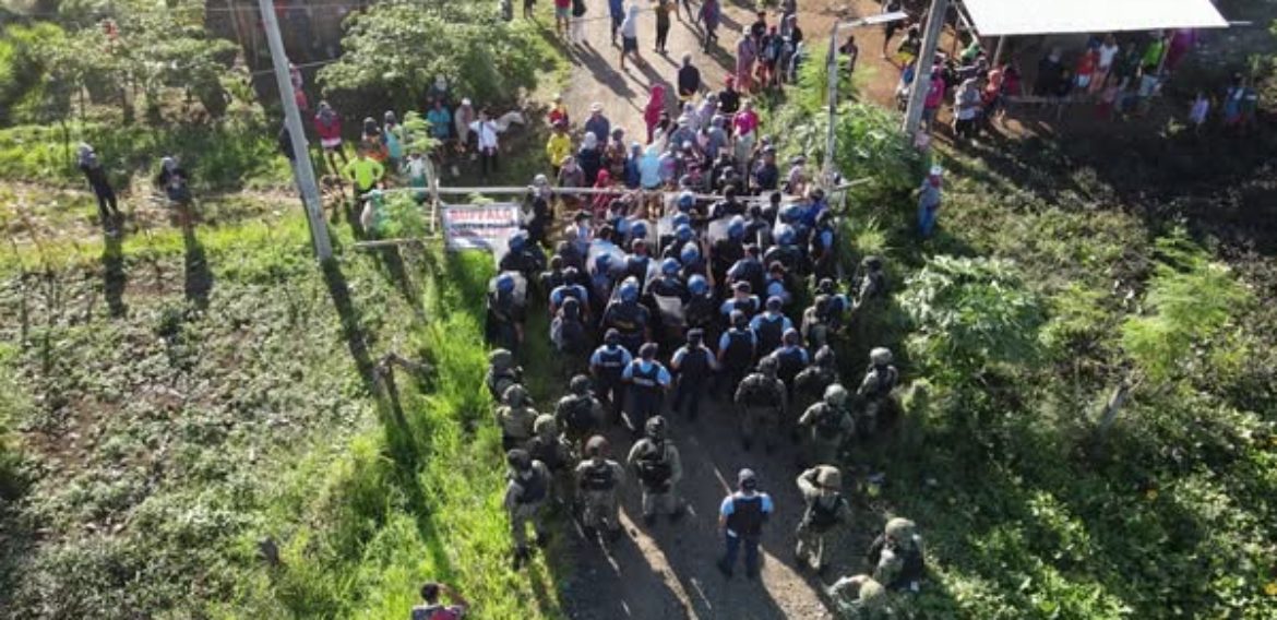 Sheriff’s Office served the Notice to Vacate and Writ of Demolition to the members of BUFFALO-TAMARAW-LIMUS Multipurpose Cooperative (BTL) and Musuan Inhabitants’ Landless Farmers Association (MILFA)